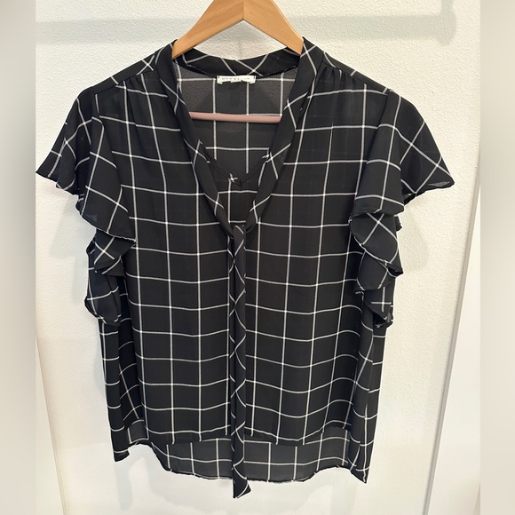 Black/white flowy sleeveless blouse with v-neck tie and flutter armholes. - Picture 1 of 6